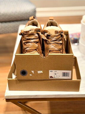 NWT - UGG Kids Lowmel